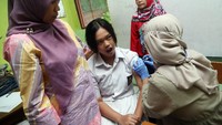 Tidak hanya anak-anak, remaja dan orang dewasa juga mendapatkan vaksin difteri. Foto: Grandyos Zafna/detikHealth  