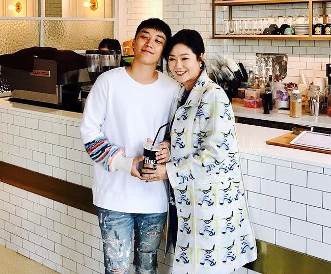 Atasan yang dipakai pria 27 tahun ini mungkin terlihat simpel. Namun Biggy Sweatshirt keluaran brand Facetasm ini punya harga $515 (Rp 6,9 jutaan). Sementara jeans robek-robek yang dikenakannya seharga $825 (Rp 11 jutaan). Foto: Instagram Seungri