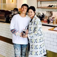 Atasan yang dipakai pria 27 tahun ini mungkin terlihat simpel. Namun Biggy Sweatshirt keluaran brand Facetasm ini punya harga $515 (Rp 6,9 jutaan). Sementara jeans robek-robek yang dikenakannya seharga $825 (Rp 11 jutaan). Foto: Instagram Seungri