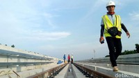 Pekerja terus mengebut pembangunan LRT Palembang.