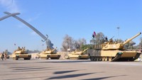 Tank-tank militer Irak yang menjadi kebanggaan ikut ditampilkan dalam parade militer di Baghdad. Foto: REUTERS/Stringer