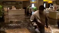 Saat keluar theater, dia melihat bioskop sudah tergenang air. Karena airnya sudah makin banyak, akhirnya matiin listrik, cabutin, akhirnya seluruh pengunjung disuruh turun keluar. Kita sih kaget ketika keluar airnya sudah kayak air sabun, sambung Rizki. Foto: Rizky Dwi Cahya