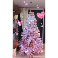 Tren pohon Natal berwarna pink sedang mewabah, terutama di Inggris. Banyaknya unggahan dengan hashtag #PinkChristmasTree yang mencapai belasan ribu bisa jadi buktinya. Salah satunya pohon Natal bertema Hello Kitty ini. So cute! (Foto: Instagram)