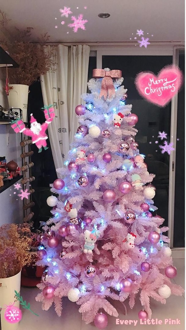 Tren pohon Natal berwarna pink sedang mewabah, terutama di Inggris. Banyaknya unggahan dengan hashtag #PinkChristmasTree yang mencapai belasan ribu bisa jadi buktinya. Salah satunya pohon Natal bertema Hello Kitty ini. So cute! (Foto: Instagram)