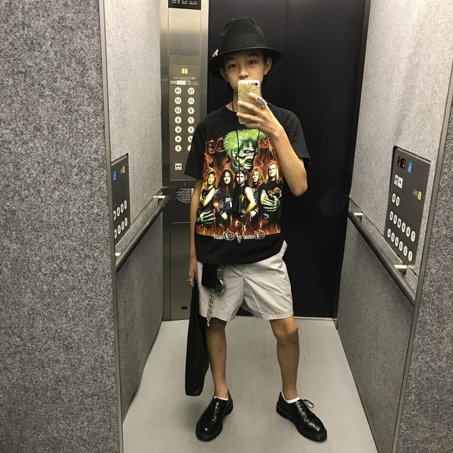 Tak melulu tampil dengan coat atau jaket, Yoshi juga terkadang tampil casual dengan kaus yang dipadukan celana pendek. Foto: Instagram