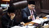 Setelah dirapatkan lewat Badan Musyawarah yang cukup lama dan alot, DPR memutuskan hanya menerima pengunduran diri Setya Novanto sebagai Ketua DPR. Novanto sah tidak lagi menjabat sebagai Ketua DPR lewat sidang paripurna pada Senin (11/12/2017). Foto: Fadli Zon Bacakan Surat Novanto Mundur dari Ketua DPR. (Lamhot Aritonang/detikcom).
