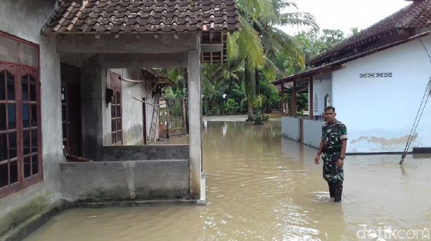 Banjir akibat jebolnya tanggul Sungai Sen, Kulon Progo. 