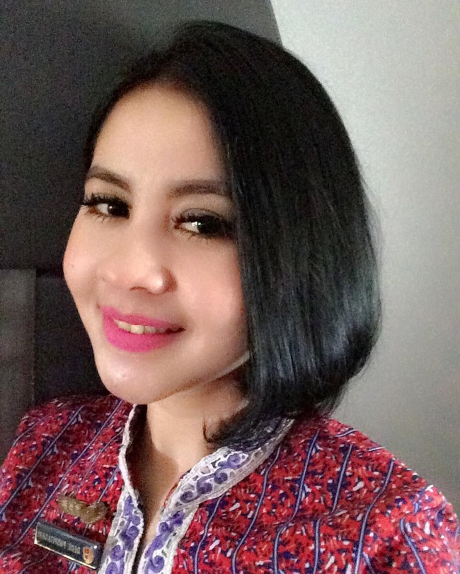 Dede Puspitasari, wanita cantik dengan rambut pendek ini merupakan pramugari dari maskapai Lion Air. Foto: Istimewa