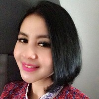 Dede Puspitasari, wanita cantik dengan rambut pendek ini merupakan pramugari dari maskapai Lion Air. Foto: Istimewa
