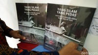 Buku ini kaya akan foto dan lukisan benda-benda, beserta kisahnya, yang menandai perjalanan hubungan kedua negara itu.