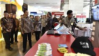 Presiden Joko Widodo (keempat kiri) didampingi Ketua KPK Agus Rahardjo (kiri), Menkum HAM Yasonna Laoly (kedua kiri), Menteri Perencanaan Pembangunan Nasional/Badan Perencanaan Pembangunan Nasional (PPN/Bappenas) Bambang Brodjonegoro (ketiga kiri), Mensesneg Pratikno (kelima kiri), Direktur Pendaftaran dan Pemeriksaan LHKPN KPK Cahya Herdianto Harefa (keempat kanan) dan Direktur Gratifikasi KPK Giri Suprapdiono (kanan) meninjau pameran di sela-sela Peringatan Hari Anti Korupsi Sedunia Tahun 2017