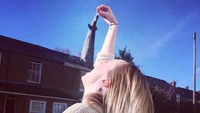 Traveler dari berbagai daerah pun banyak yang datang ke sana dan berfoto di depan Headington Shark (hollie1mollie/Instagram)