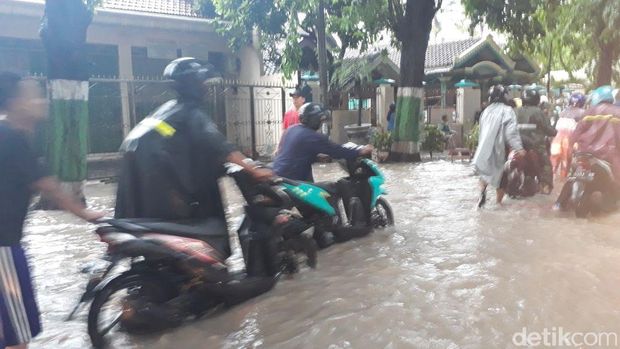 Banjir merembet di Jalan Kartini/