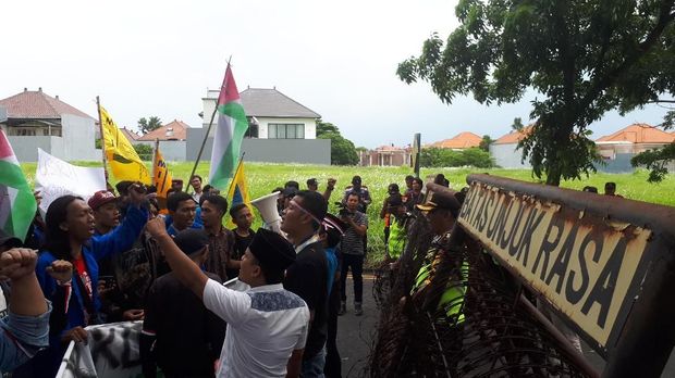 Polisi memasang barikade agar massa pendemo tak mendekati Konjen AS