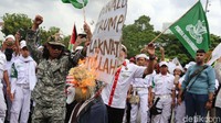 Api mulai berkobar.