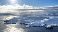 Kamu suka penguin? Rasanya Pulau Deception di South Shetland Island ini bisa jadi rekomendasi. Selain masih jadi yang terpencil, pulau ini menjadi pintu dari Antartika. Ada ribuan penguin yang hidup di pulau ini (@joaopaulofotografia/Instagram)