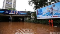 Air menggenangi underpass tersebtu setinggi kurang lebih 1 meter.