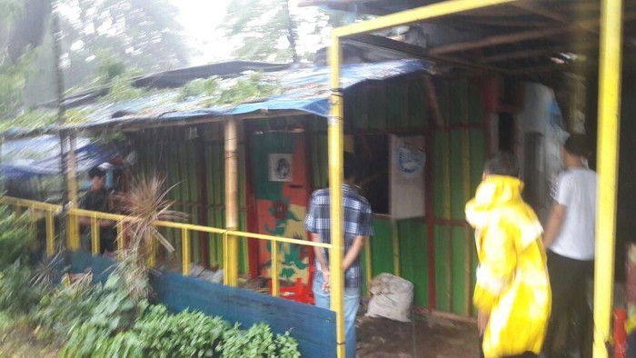 Pohon Tumbang di Kuningan Jaksel Timpa TK