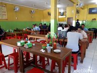 Bakso Solo Samrat: Gurih Mantap! Bakso Isi Telur dengan 4 Potong Iga Empuk