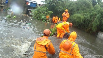 Perjuangan Pasukan Oranye Tahan Tanggul Jebol di Jatipadang