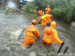 Perjuangan Pasukan Oranye Tahan Tanggul Jebol di Jatipadang