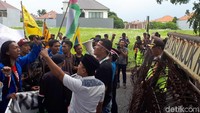 Aksi ini mendapat penjagaan dari aparat kepolisian.