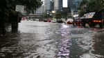 Potret Jalanan Jakarta Tergenang Pasca Hujan Ekstrem