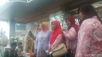 Di Jakcraft, Fery sempat membeli beberapa produk lokal.