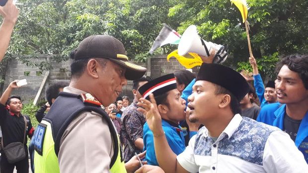 Massa sempat bersitegang dengan polisi
