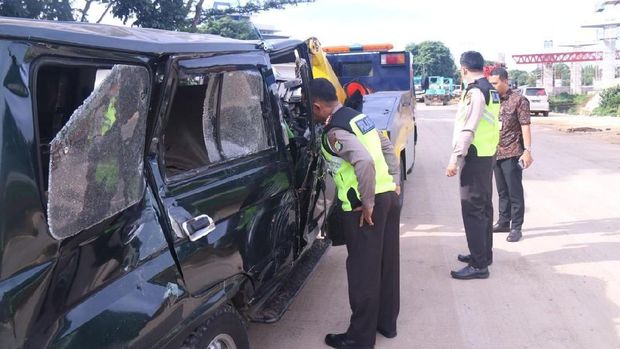 Dia juga sempat mengecek ke TKP tabrakan mobil di Tol Cawang dan 