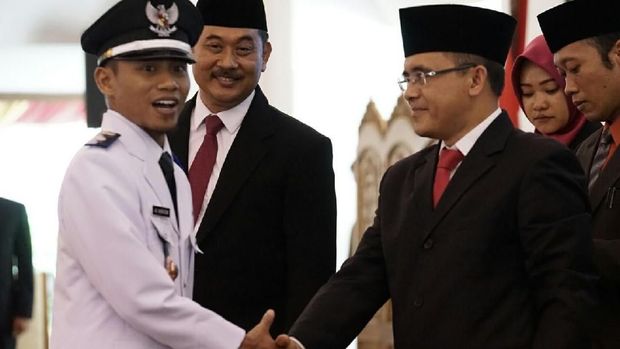 Bupati Anas menyalami satu kepala desa terpilih