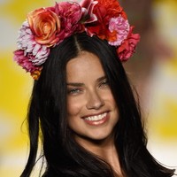 Adriana Lima adalah model asal Brasil kiprahnya di dunia modeling dimulai sejak dirinya berumur 15 tahun. Selain memiliki tubuh yang sempurna ia juga memiliki bentuk bibir yang seksi menggoda. (Foto: Getty Images)