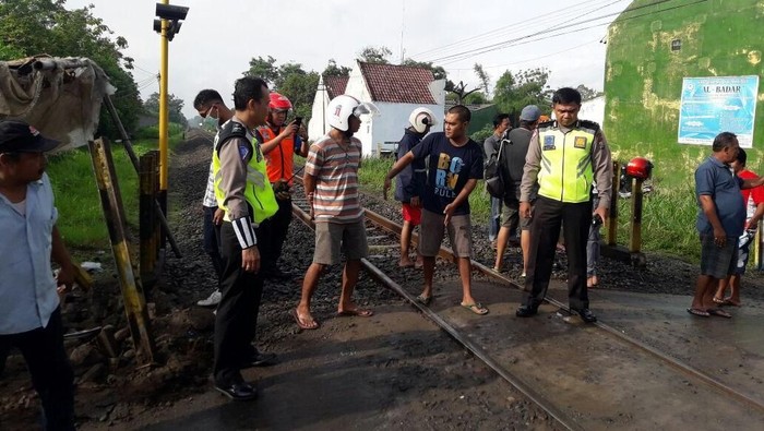 Mobil Tertabrak Kereta di Tulungagung, 2 Orang Terluka