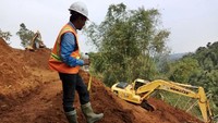 Ekskavator sedang mengeruk lahan untuk lokasi Bendungan Ciawi-Sukamahi. Pool/PUPR.