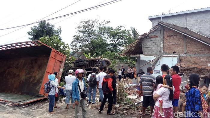 Diduga Rem Blong, Truk Gandeng Tabrak Rumah Warga di Semarang