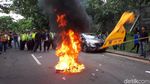Massa PMII Bakar Ban di Depan Kantor Konjen AS