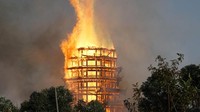 Belum diketahui dari mana asal api, yang jelas api yang langsung membesar itu sangat sulit untuk dipadamkan. Perlu beberapa jam bagi petugas damkar untuk memadamkannya. Sangat disayangkan/Foto: REUTERS/Stringer/third party