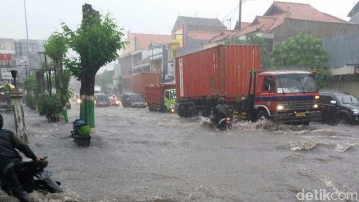 Diguyur Hujan Deras, Jalan Ahmad Yani Pasuruan Banjir