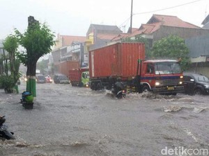 Diguyur Hujan Deras, Jalan Ahmad Yani Pasuruan Banjir