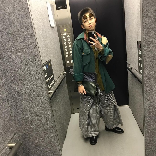 Postingan foto dirinya yang hampir semua berlokasi di lift mencuri atensi. Yoshi memiliki 33 ribu lebih pengikut di Instagram. Foto: Instagram