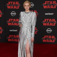 Gwendoline Christie pemeran Captain Phasma memukau dibalut gaun Gucci warna perak. Gaun tampil dengan high-slit yang mempertegas bentuk kaki jenjang dan disempurnakan sepatu mary-jane keemasan. Foto: Dok. Getty Images