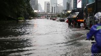 Antrean kendaraan karena banjir.