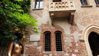 Cerita cinta Romeo dan Juliet karya Shakespeare mengambil tempat di Verona. Karena itulah dibuat juga Rumah Juliet di kota ini, lengkap dengan patungnya (Thinkstock)