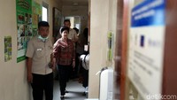 Begitu tiba di RSPI Sulianti Saroso, Nila langsung naik ke lantai 2 untuk bertemu dengan pihak Rumah Sakit dan menanyakan perihal kasus Difteri tersebut.