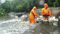 Begini suasana penanganan tanggul sementara yang jebol di Jatipadang (Foto: Dok. BPBD DKI)