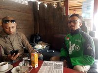 Viral Sopir Ojek Online Selamatkan Uang Behamburan di Jalan