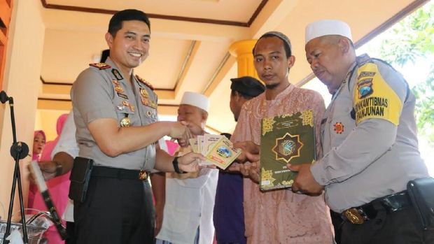 Kapolres Bojongeoro memberikan bantuan buku mengaji