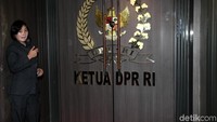 Rapat Bamus tersebut berjalan dengan alot karena sejumlah anggota DPR Fraksi Golkar menolak Aziz Syamsudin menjadi Ketua DPR.