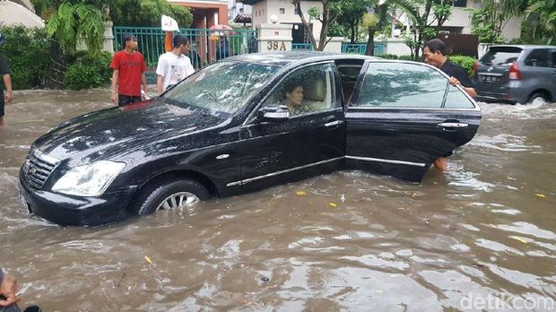  Banjir di Jl Adityawarman, Jaksel, Senin (11/12/2017)