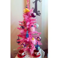 eBay mencatat, ada peningkatan drastis penjualan pohon Natal tiruan berwarna pink di Inggris tahun ini sebesar 615 persen. Nah kalau ini, pohon Natal pink berhiaskan ornamen Disney Princess. Cocok untuk melengkapi pohon natal yang warnanya identik dengan sesuatu yang feminin ini. (Foto: Instagram)